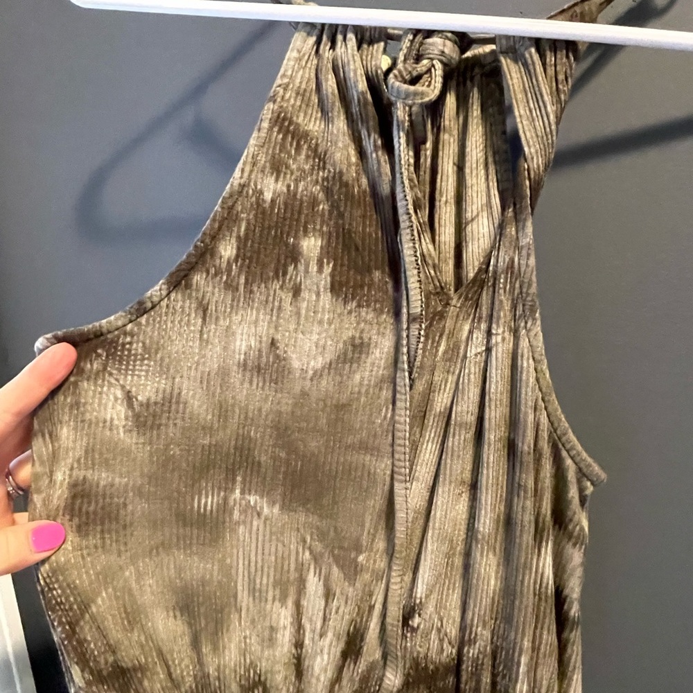 Long maxi dress,tie neck back. Soft Material. Cinched at waste.